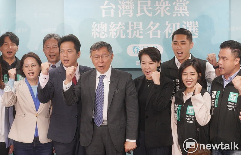 民眾黨主席柯文哲上午在前臺北市副市長黃珊珊、秘書長周台竹和多位黨籍立委的陪同下,民眾黨中央黨部進行總統提名登記作業。 圖:張良一/攝