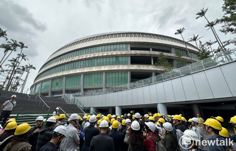 台北市議會教育委員會議員上午考察大巨蛋球場草皮施工情況。   圖：張良一 / 攝