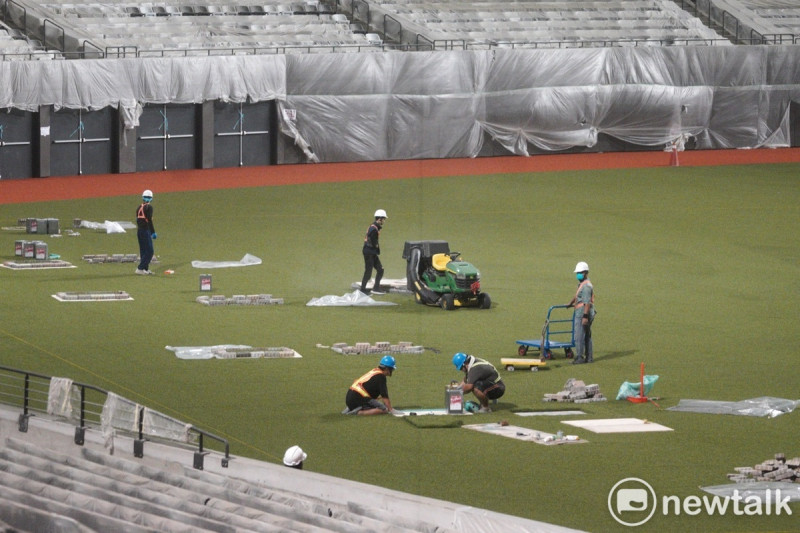 台北市議會教育委員會議員上午考察大巨蛋球場草皮施工情況，圖為工人在球場施工。   圖：張良一 / 攝