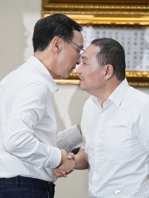 國民黨主席朱立倫在中常會徵召新北市長侯友宜參選2024總統。   圖：張良一攝