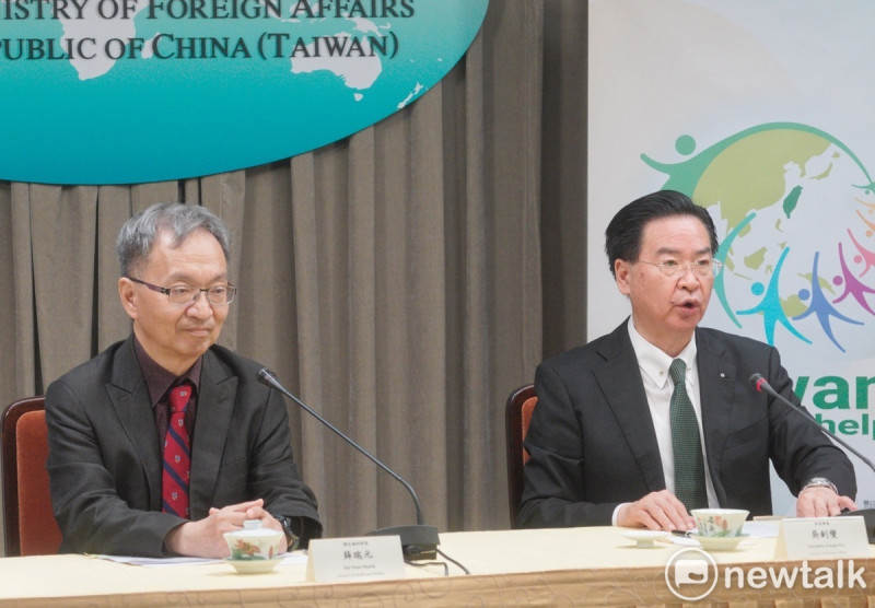 外交部長吳釗燮、衛福部長薛瑞元共同舉辦「112年『世界衛生大會』推案雙部長記者會」，說明本年我國推動參與WHA相關規畫。   圖：張良一/攝