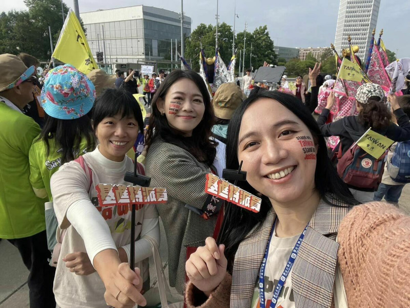 台灣基進吳欣岱醫師參加 WHO遊行，不少外國民眾聲援台灣加入世衛組織，甚至有人高舉著標語表達支持。   取自吳欣岱臉書