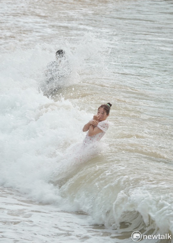 中度颱風瑪娃配圖，圖為遊客趁著颱風來臨前在基隆大武崙海灘戲水。   圖：張良一/攝