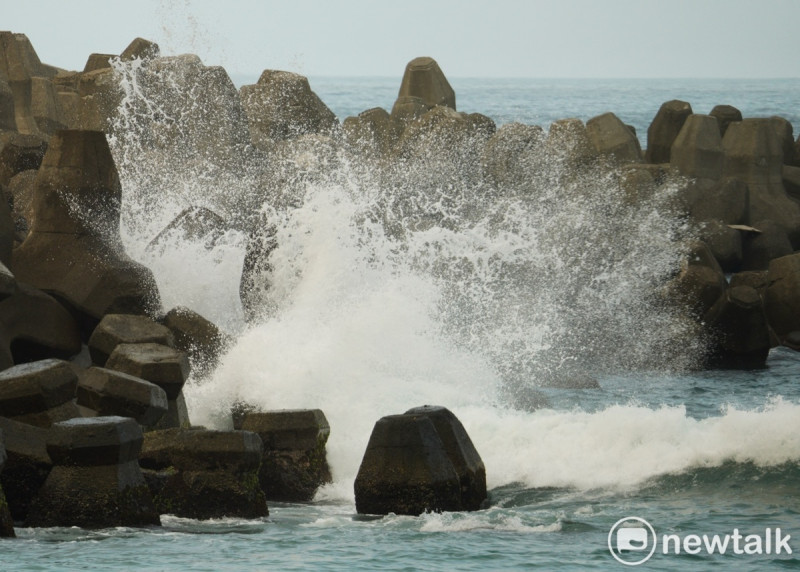 中度颱風瑪娃接近，圖為海浪打在基隆大武崙澳底海灘的消波塊上，激起大片浪風。   圖：張良一/攝