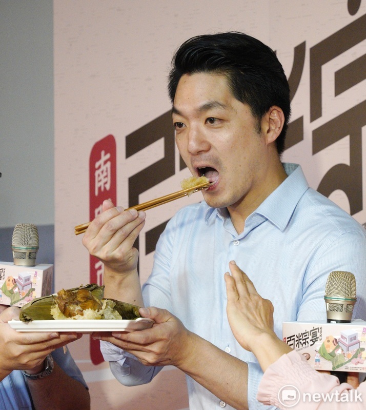 台北市長蔣萬安今（8）日出席南門市場百粽宴，並大啖各式美味粽子。   圖：張良一/攝