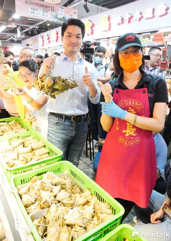 台北市長蔣萬安今（8）天出席南門市場百粽宴，並大啖各式美味粽子。   圖：張良一/攝