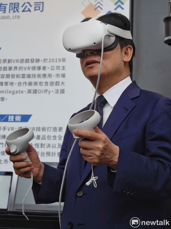 副總統賴清德上午出席「2023台灣投資博覽會」。圖為賴副總統使用Meta器材。 圖：張良一/攝