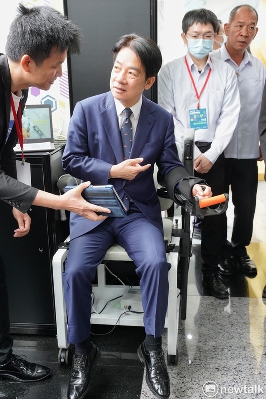 副總統賴清德上午出席「2023台灣投資博覽會」。圖為賴副總統試著使用醫療器材。   圖：張良一/攝