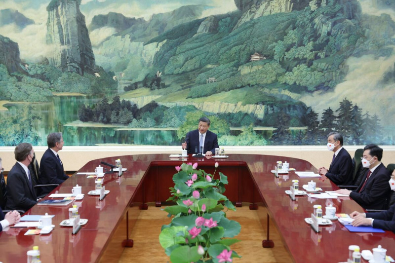 中國國家主席習近平（後中）6月在北京人民大會堂會見美國國務卿布林肯。   圖: Twitter @SpokespersonCHN