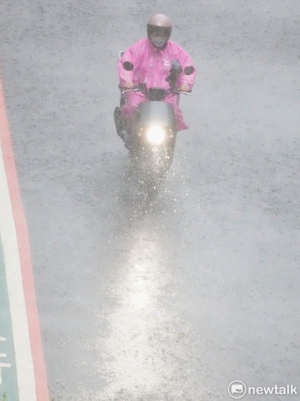受到西南風影響，南台灣持續大雨。   圖：張良一/攝