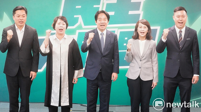民進黨中執會今決議徵召基隆市議員鄭文婷、民進黨宜蘭縣黨部主委陳俊宇、連江縣黨部主委李問、花蓮縣議員張美慧等人參選艱困選區立委。圖為黨主席和4位參選人在記者會呼喊口號。   圖：張良一/攝