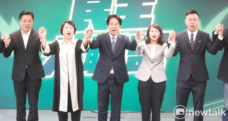 民進黨中執會今決議徵召基隆市議員鄭文婷、民進黨宜蘭縣黨部主委陳俊宇、連江縣黨部主委李問、花蓮縣議員張美慧等人參選艱困選區立委。圖為黨主席和4位參選人在記者會呼喊口號。   圖：張良一/攝