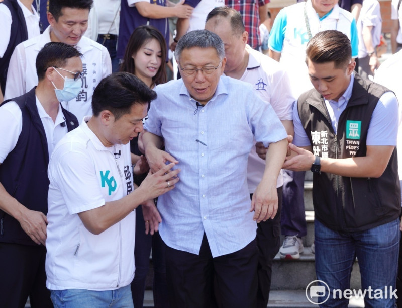 台灣民眾黨主席柯文哲到新北市中和區烘爐地南山福德宮參拜後受訪。   圖：張良一 / 攝