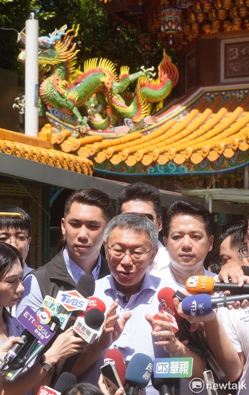 台灣民眾黨主席柯文哲到新北市中和區烘爐地南山福德宮參拜後受訪。   圖：張良一 / 攝