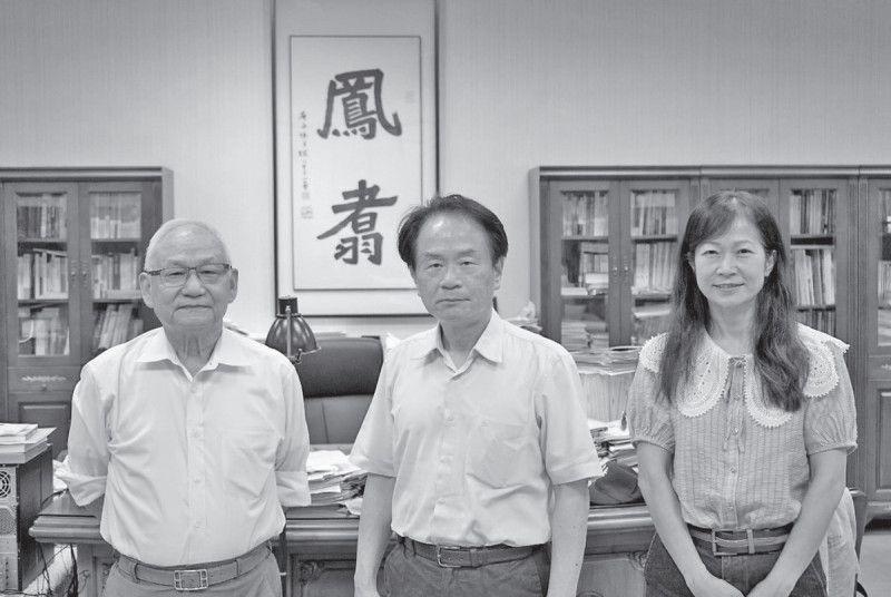 楊六生先生與陳儀深館長、歐素瑛處長合影（2022.7.20）／羅國儲攝   圖：總統府提供