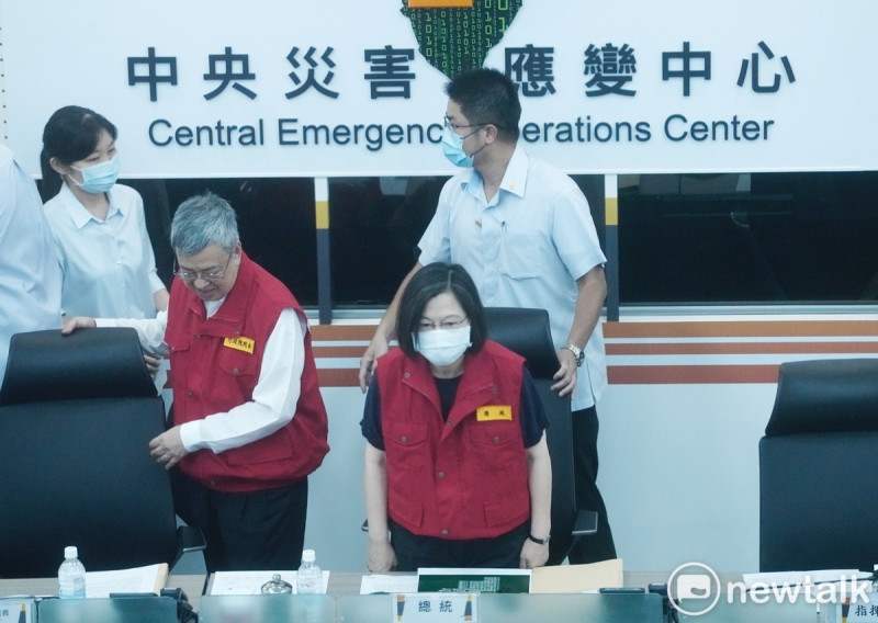 卡努颱風影響台灣，總統蔡英文上午偕同行政院長陳建仁視察中央災害應變中心。   圖：張良一/攝