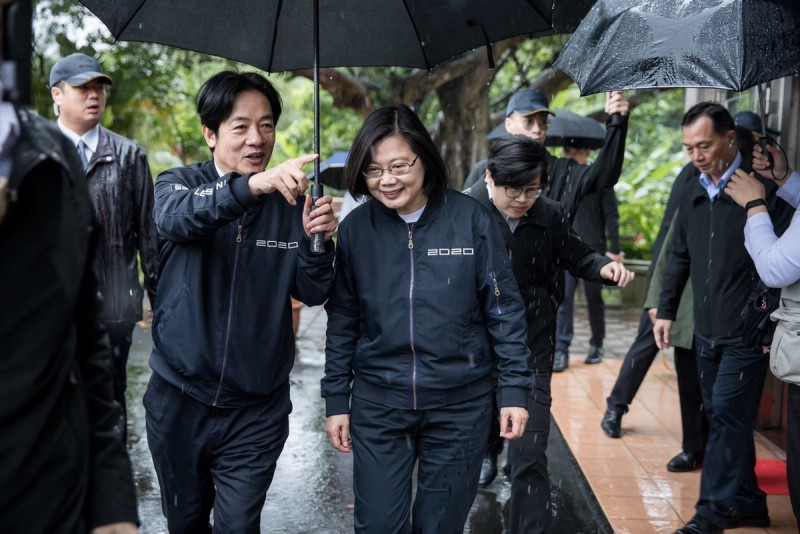 總統蔡英文前往副總統賴清德萬里老家作客，賴以萬里在地料理宴請總統、監察院長陳菊等一行人。   圖:賴清德總部提供