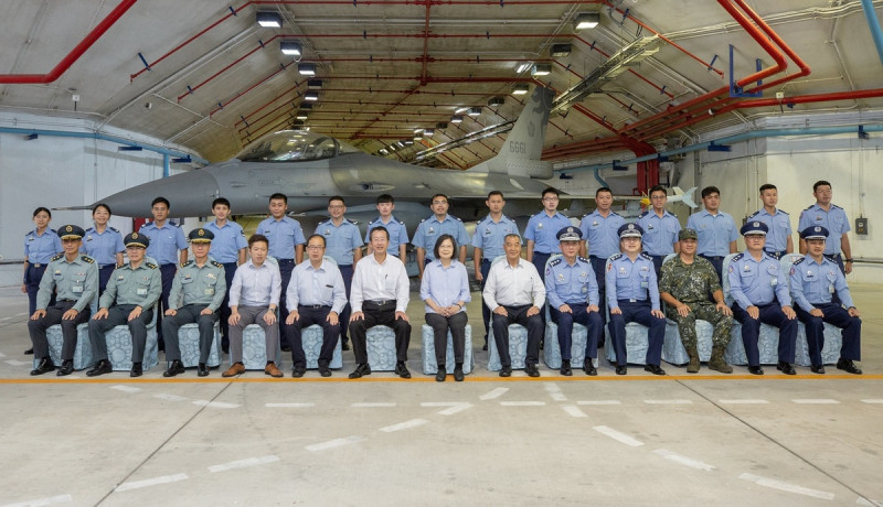 總統蔡英文視導東部地區部隊(空軍校準部與重要幹部及官兵代表會餐)   圖：總統府提供