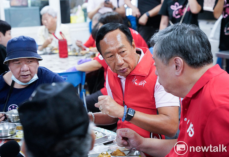 永齡基金會創辦人郭台銘到北市南機場樂活園地與老人共餐。&nbsp;&nbsp;&nbsp;圖：張良一/攝