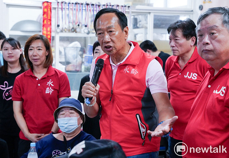 永齡基金會創辦人郭台銘到北市南機場樂活園地與老人共餐。&nbsp;&nbsp;&nbsp;圖：張良一/攝