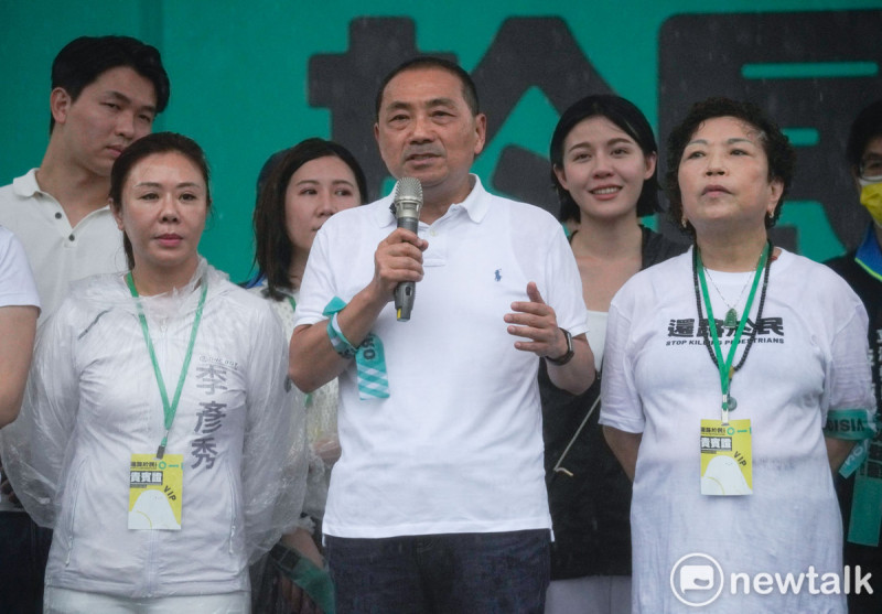 國民黨總統參選人侯友宜和多立委參選人參加還路於民大遊行。   圖：張良一/攝