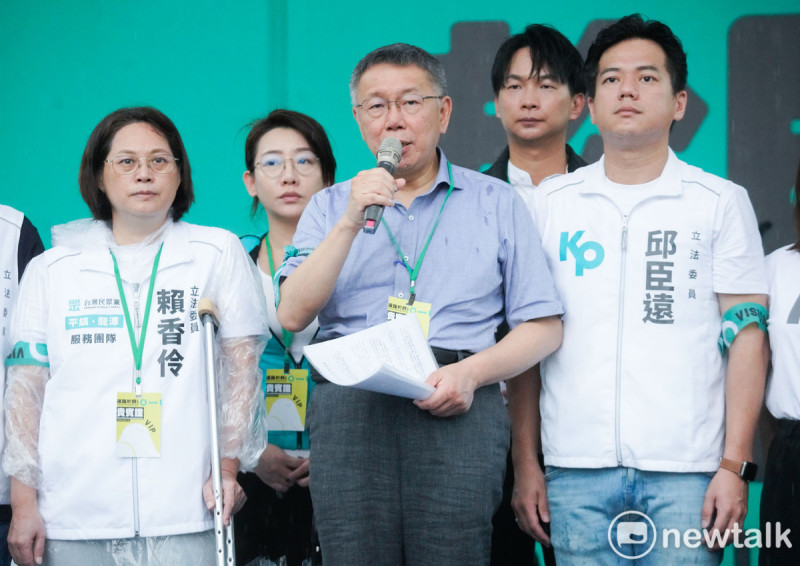 民眾黨主席柯文哲和多位民眾黨立委參加還路於民大遊行。   圖：張良一/攝