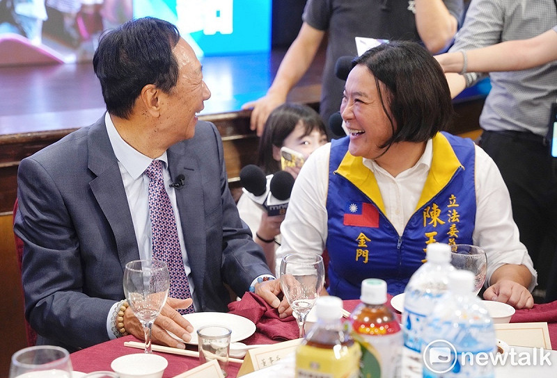 鴻海創辦人郭台銘在金門參加主流民意大聯盟金門場造勢大會時，與金門縣籍立委陳玉珍互動熱烈。&nbsp;&nbsp;&nbsp;圖：張良一/攝