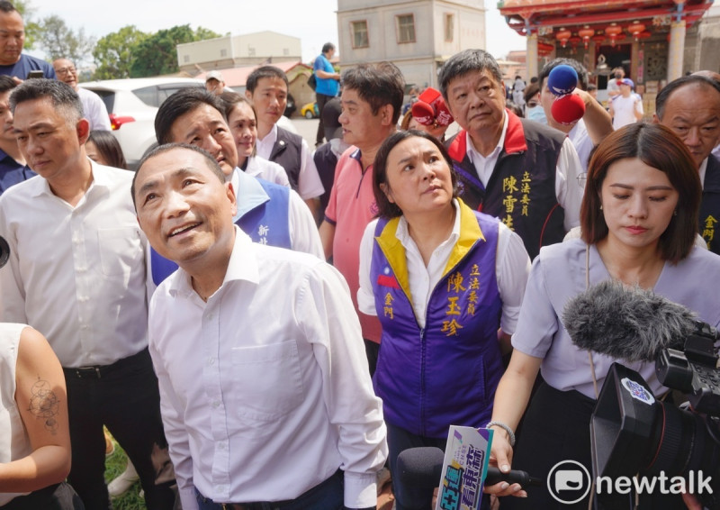 國民黨總統參選人侯友宜在金門縣立委陳玉珍、連江縣立委陳雪生的陪同下，參觀在1949年國共在古寧頭巷戰時，被打得千瘡百孔的北山古洋樓外牆。   圖：張良一/攝