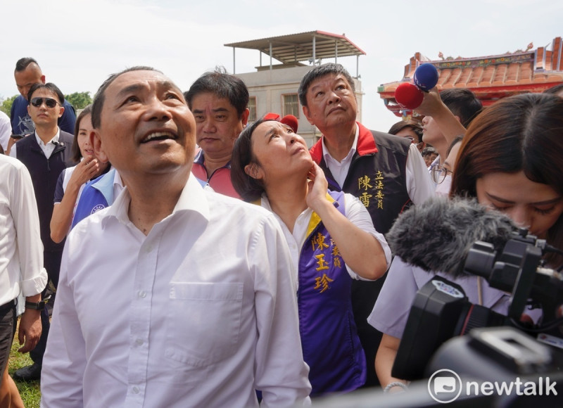 國民黨總統參選人侯友宜在金門縣立委陳玉珍、連江縣立委陳雪生的陪同下，參觀在1949年國共在古寧頭巷戰時，被打得千瘡百孔的北山古洋樓外牆。   圖：張良一/攝