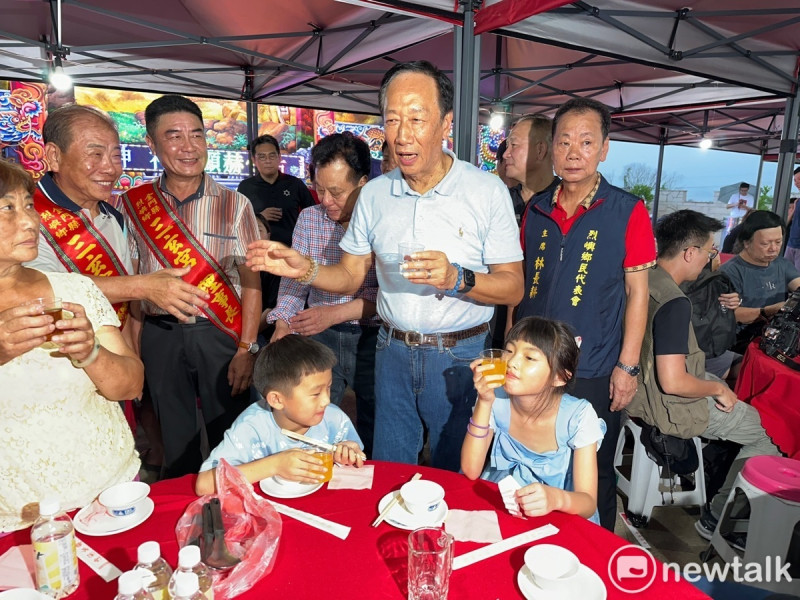鴻海創辦人郭台銘參加烈嶼三玄宮醮慶，並逐桌向鄉民敬酒。   圖：張良一/攝