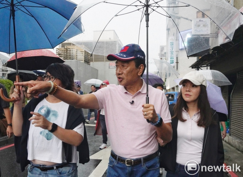 鴻海創辦人郭台銘傍晚在夫人曾馨瑩的陪同下參訪赤峰商圈。   圖：張良一/攝