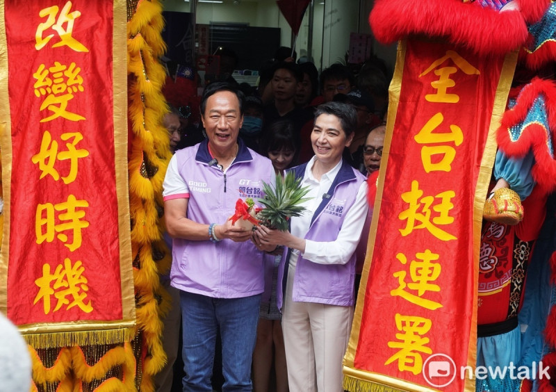 總統擬參選人郭台銘至板橋「阿銘之友會」連署站加油打氣。   圖：張良一/攝