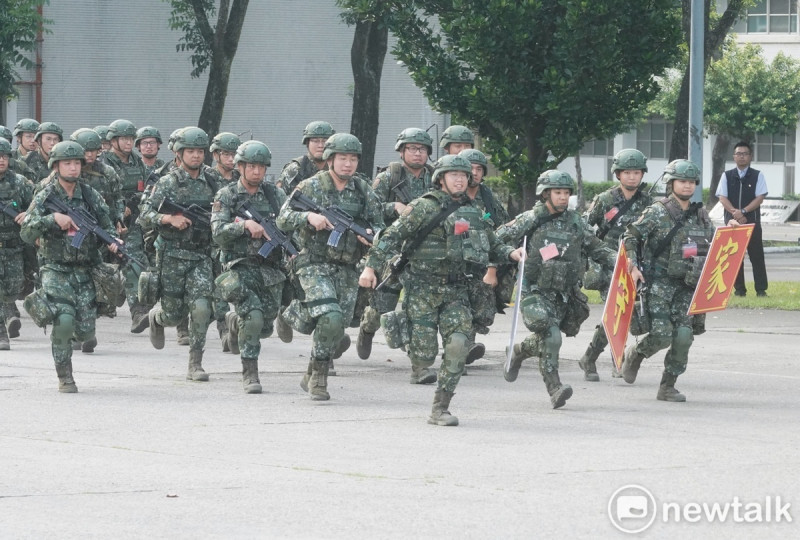 總統蔡英文秋節慰勉陸軍二三四旅官兵，並視導CM22A1國造履帶120迫砲車120公厘迫擊砲模擬訓練子、母彈。   圖：張良一/攝