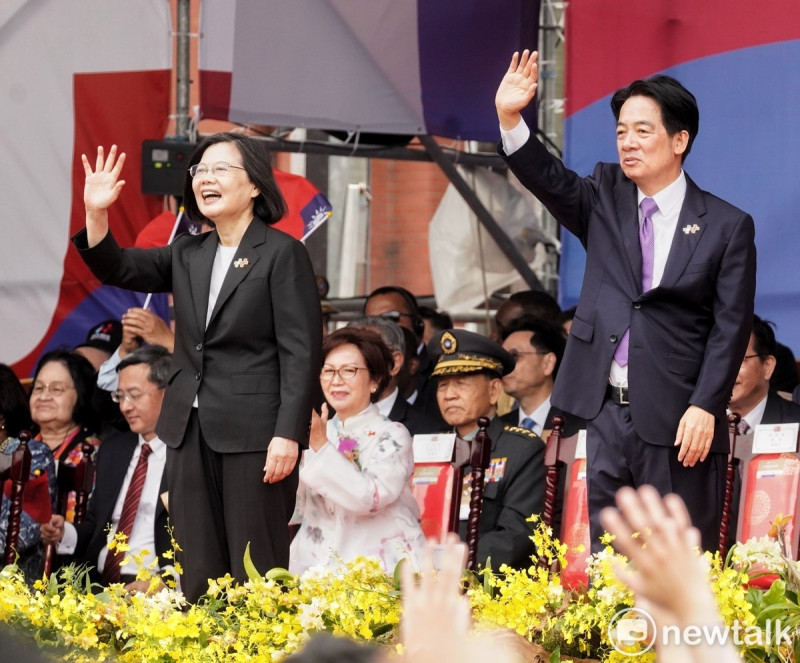 總統蔡英文(左)、副總統賴清德在國慶大會中開心的向運動國手揮手。   圖：張良一/攝