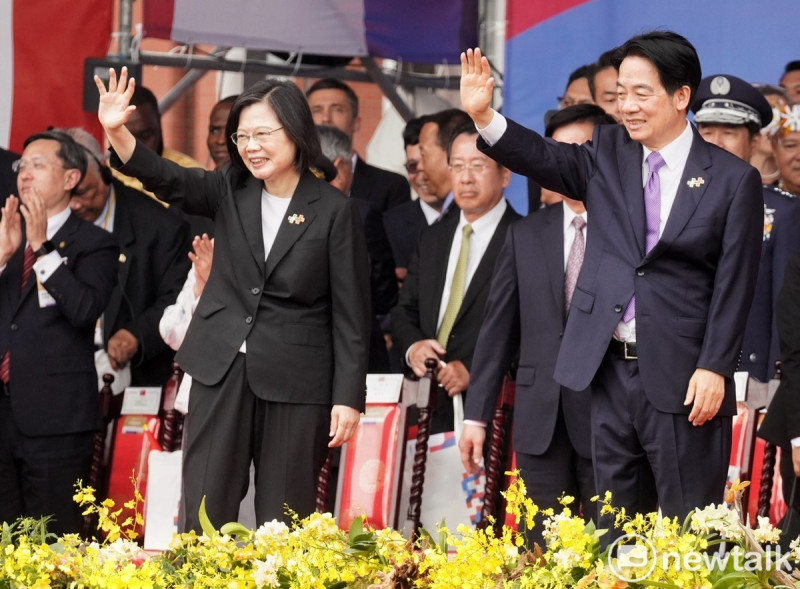 總統蔡英文、副總統賴清德在國慶大會中開心的向運動國手揮手。   圖：張良一/攝