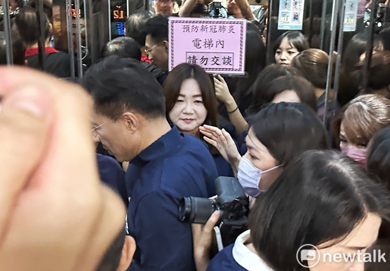 國民黨立委馬文君上午出席戰鬥藍再動員記者會後，被媒體堵訪。   圖：張良一/攝