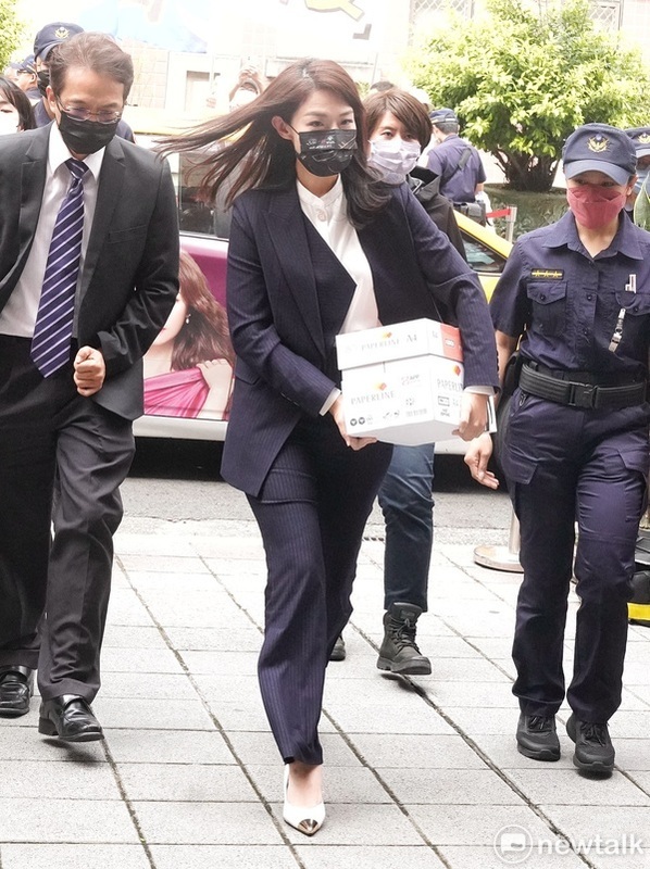 涉嫌在立委任內詐領助理加班費的新竹市長高虹安，昨日下午手捧著一大盒資料到北院出庭。   圖：張良一/攝(資料照片)