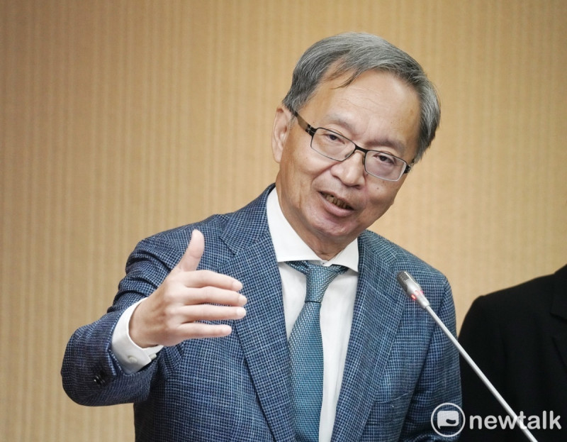 衛福部長薛瑞元針對《家庭暴力防治法》修正草案表示，他認為寵物也是家庭成員，如果家庭暴力的受害者需要轉移到安全的地方，寵物也可以一起去。   圖：張良一／攝（資料照）