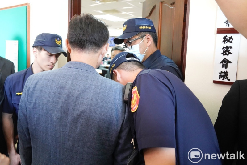 立院國防及外交委員會上午進行秘密會議，與會的國民黨立委江啟臣（背對鏡頭）在召開秘密會議場外接受金屬探測器的掃瞄。   圖：張良一/攝