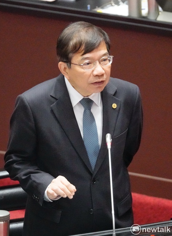 交通部長王國材表示，併排臨停照常記點，但其他臨停和違停措施，將待明年6月完成臨停區劃設後才恢復。   圖：張良一／攝（資料照）