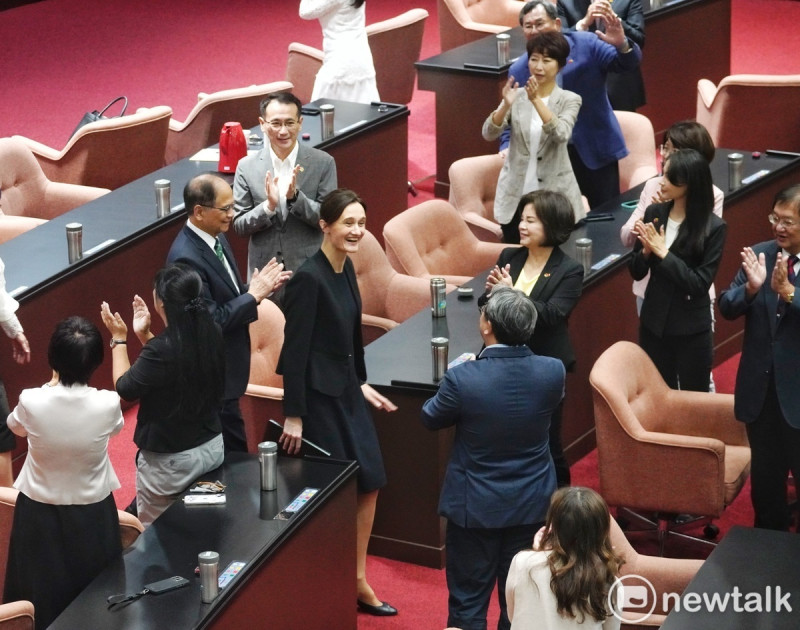 立陶宛國會議長希米利特（Viktorija Čmilytė-Nielsen）上午訪問立法院時受到朝野立委熱烈鼓掌歡迎。   圖：張良一/攝