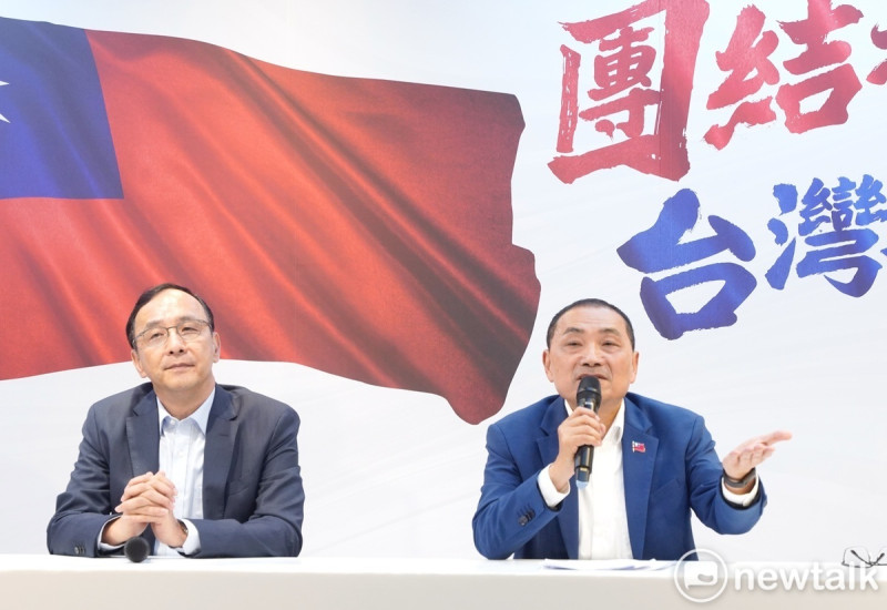 國民黨主席朱立倫、國民黨總統參選人侯友宜舉行記者會回應藍白合議題。   圖：張良一/攝