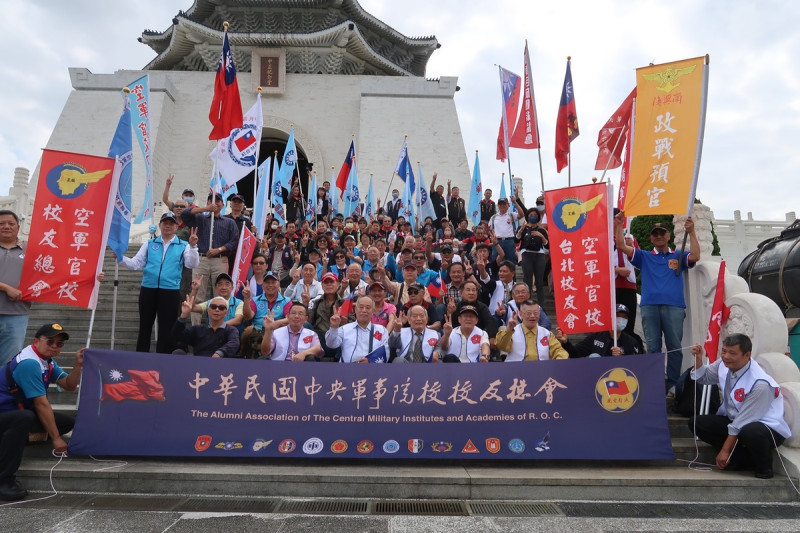 中華民國中央軍事院校後援總會30日集結在蔣介石紀念堂前準備前往紀念堂致意   圖：林朝億/攝