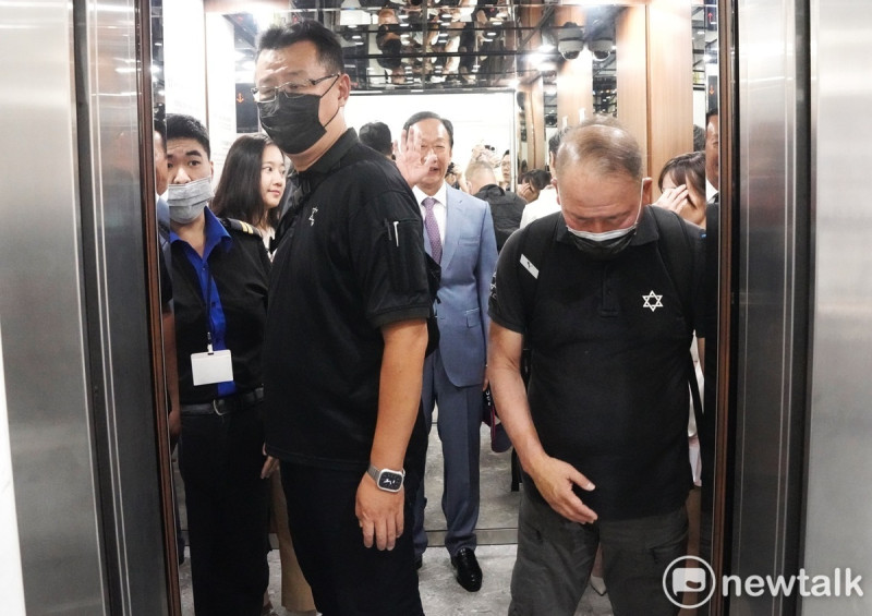 正、副總統獨立參選人郭台銘、賴佩霞到台北市選委會遞交參選總統連署書。 圖:張良一/攝