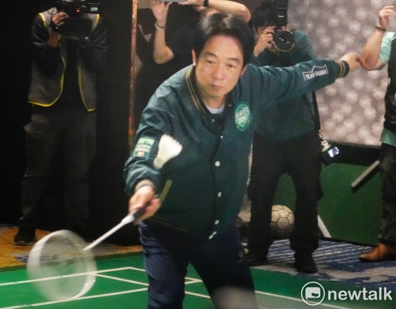 民進黨總統參選人賴清德出席體育Team Taiwan全國體育界挺賴清德後援會成立大會前和小朋友一起打羽毛球。   圖：張良一/攝