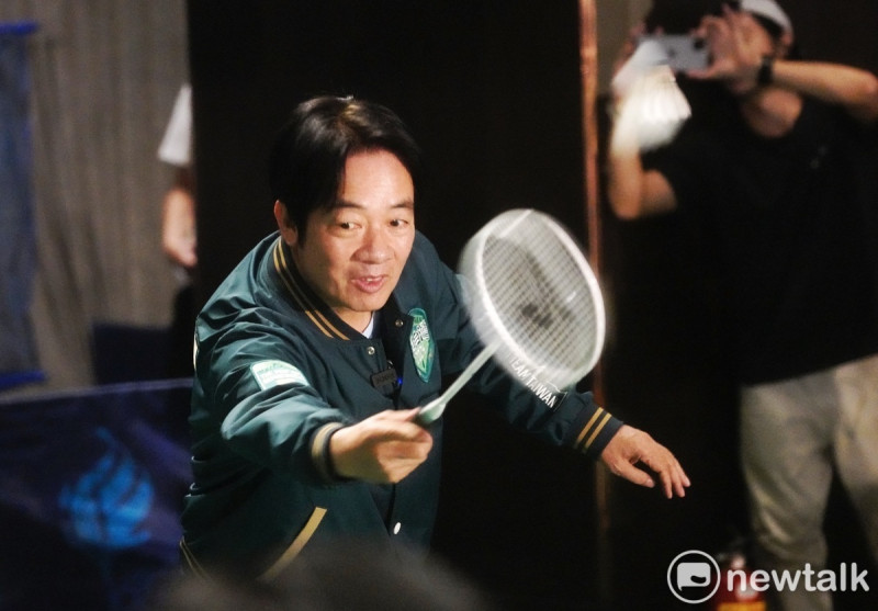 民進黨總統參選人賴清德出席體育Team Taiwan全國體育界挺賴清德後援會成立大會前和小朋友一起打羽毛球。   圖：張良一/攝