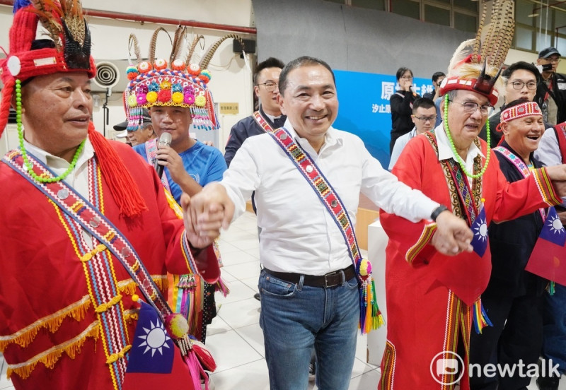 國民黨總統參選人侯友宜到汐止召開綻放台灣美麗「原」色-原住民政策發表會，並和原住民一起唱歌跳舞。   圖：張良一/攝