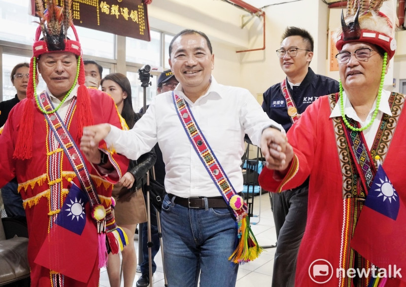 國民黨總統參選人侯友宜到汐止召開綻放台灣美麗「原」色-原住民政策發表會，並和原住民一起唱歌跳舞。   圖：張良一/攝