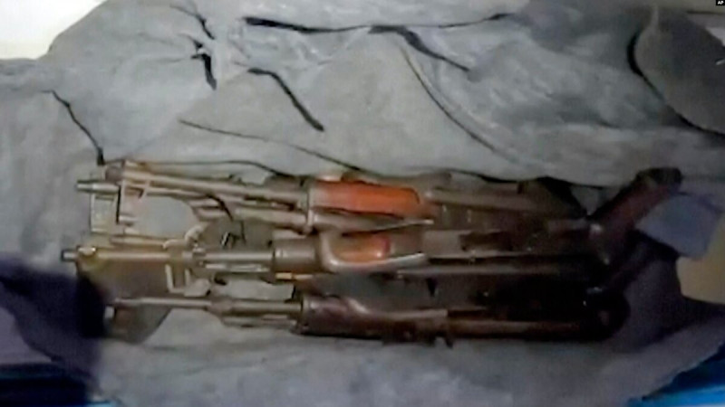  以軍稱在加沙市希法醫院MRI中心某壁櫥內發現的一批武器。(圖/以色列國防軍 2023 年 11 月 15 日公佈的影片截圖)