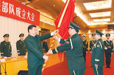 2015年，中國國家主席習近平出席解放軍「戰略支援部隊」「火箭軍」「陸軍領導機構」的成立典禮，並授予軍旗。   圖／新華社